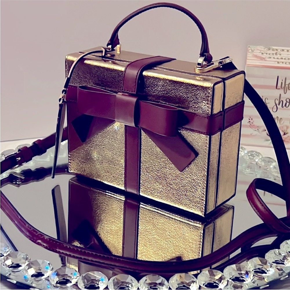 Kate Spade wrapping party gift box present Crossbody bag NWT Novelty - Picture 2 of 16